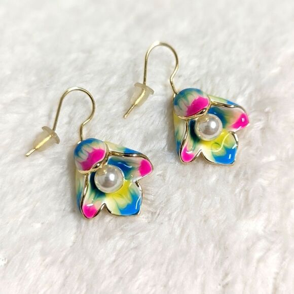 NWOT Lovely Blucome Floral Enamel w/ Faux Pearl Center Pierced Earrings - Picture 1 of 5